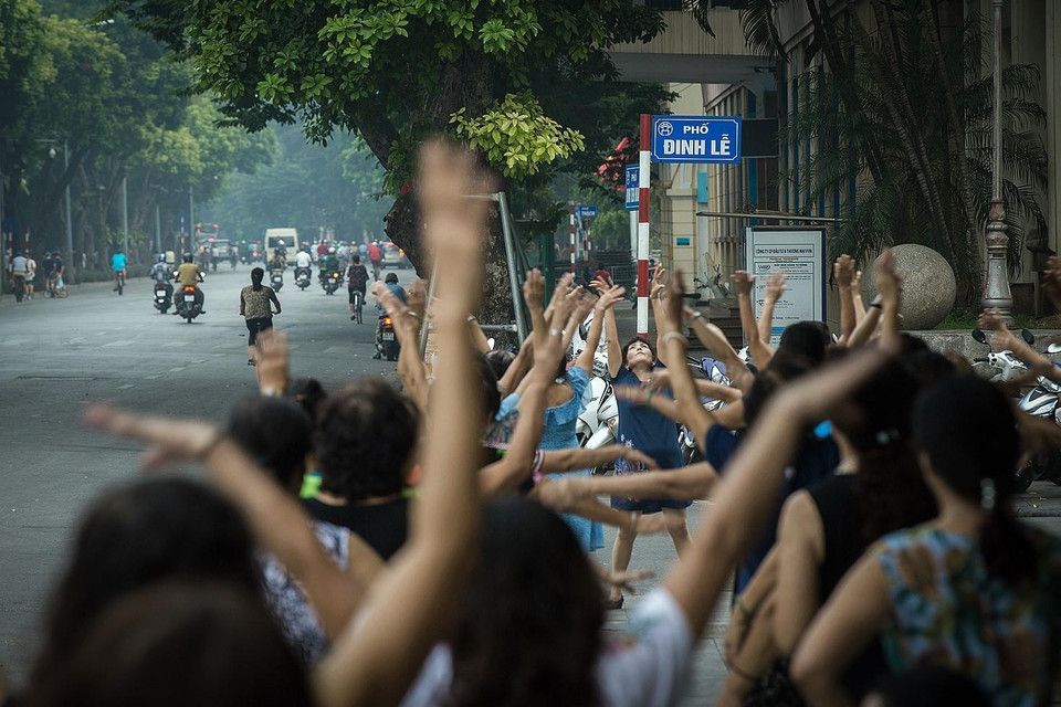Người dân thủ đô vẫn giữ thói quen tập thể dục buổi sáng trong bầu không khí ô nhiễm nghiêm trọng dù trước đó Bộ Tài nguyên môi trường đã cảnh báo người dân nên ở nhà, nếu phải đi ra ngoài thì phải đeo khẩu trang và kính để bảo vệ sức khỏe của bản thân mình. (Ảnh: Trọng Đạt/TTXVN)