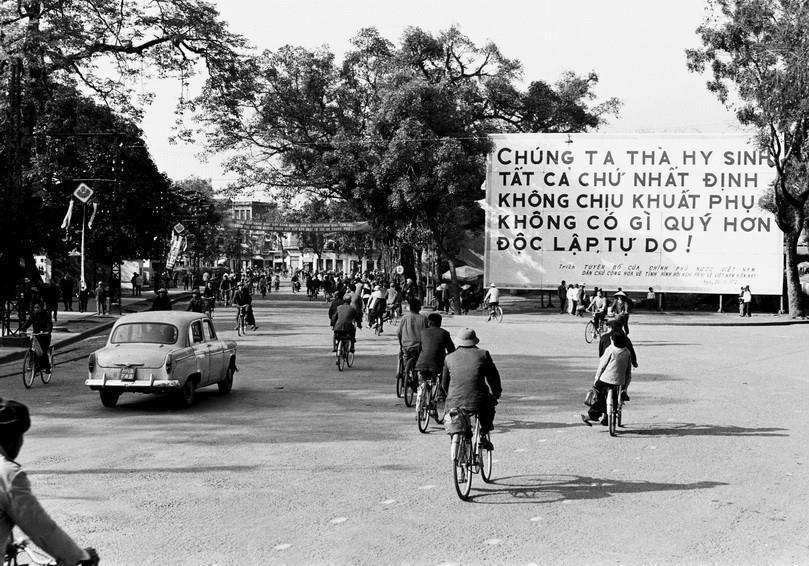 Người dân Hà Nội vẫn bình thản trên đường phố trong những ngày máy bay Mỹ đánh phá ác liệt, cuối tháng 12/1972. (Ảnh: TTXVN)