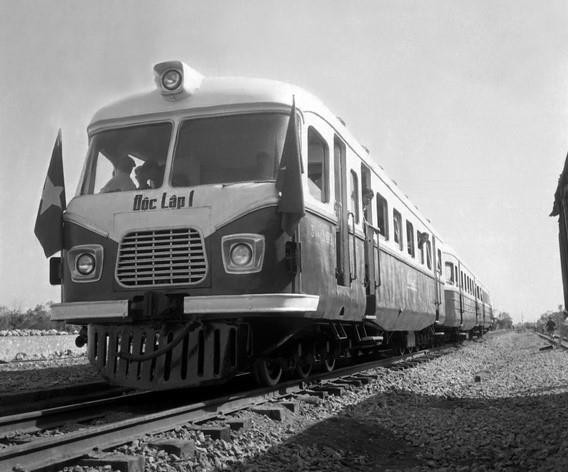 Chiếc ôtô ray đầu tiên mang tên Độc lập do cán bộ, công nhân Nhà máy xe lửa Gia Lâm (Hà Nội) nghiên cứu, thiết kế và chế tạo thành công. (Ảnh: Quang Thành/TTXVN)