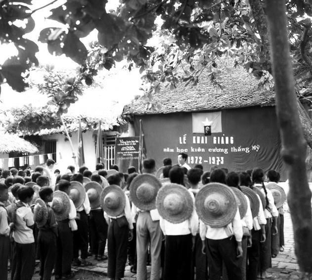  Lễ khai giảng Năm học Kiên cường thắng Mỹ 1972- 1973 tại Trường Phổ thông cấp 2 Dịch Vọng (Hà Nội). (Ảnh: Duy Nhân/TTXVN)