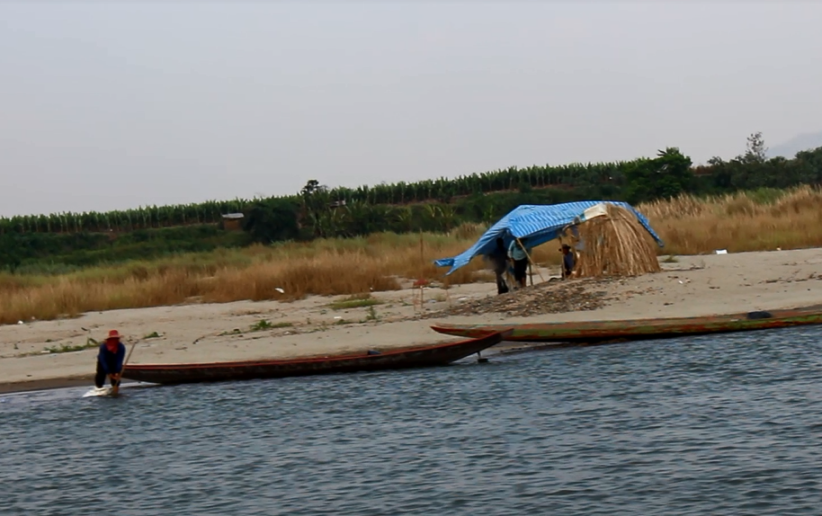 Người dân đánh bắt cá trên sông Mekong, tại Thái Lan. (Ảnh: Hùng Võ/Vietnam+)