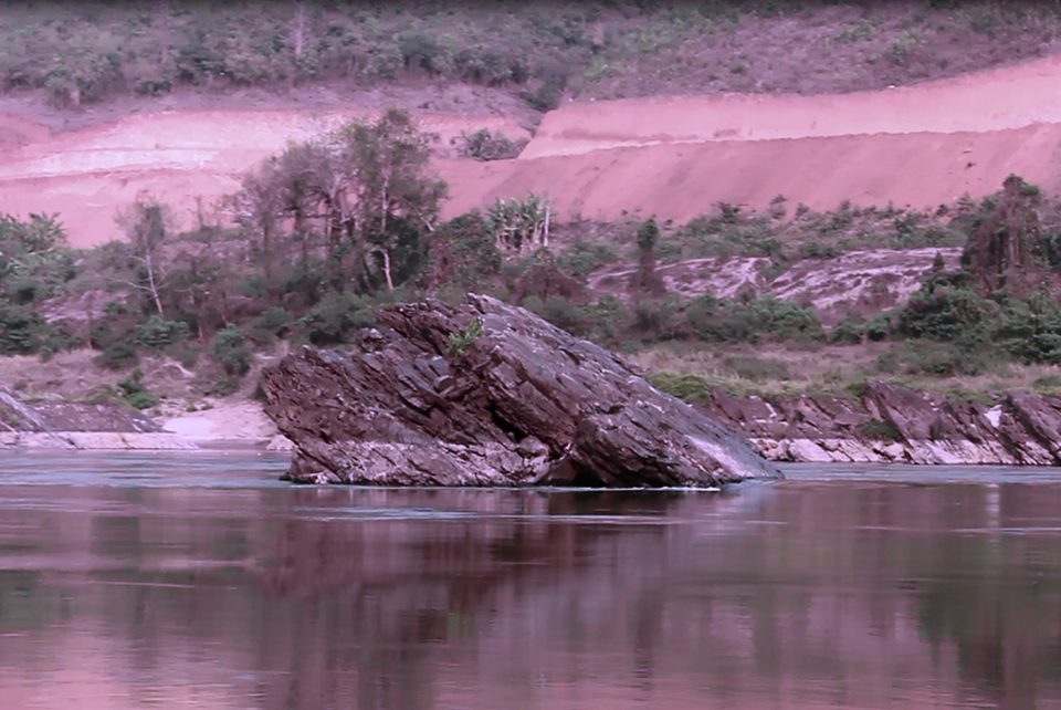 Những bãi đá nổi trên sông Mekong. (Ảnh: Hùng Võ/Vietnam+)