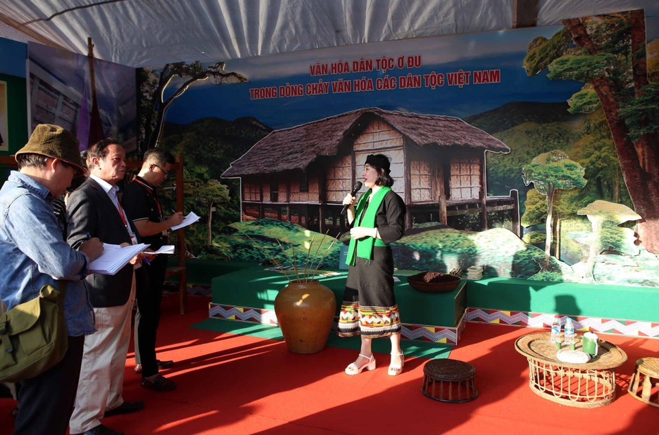 Giới thiệu không gian văn hóa của dân tộc Ơ ĐU tỉnh Nghệ An. (Ảnh: Quý Trung/TTXVN)