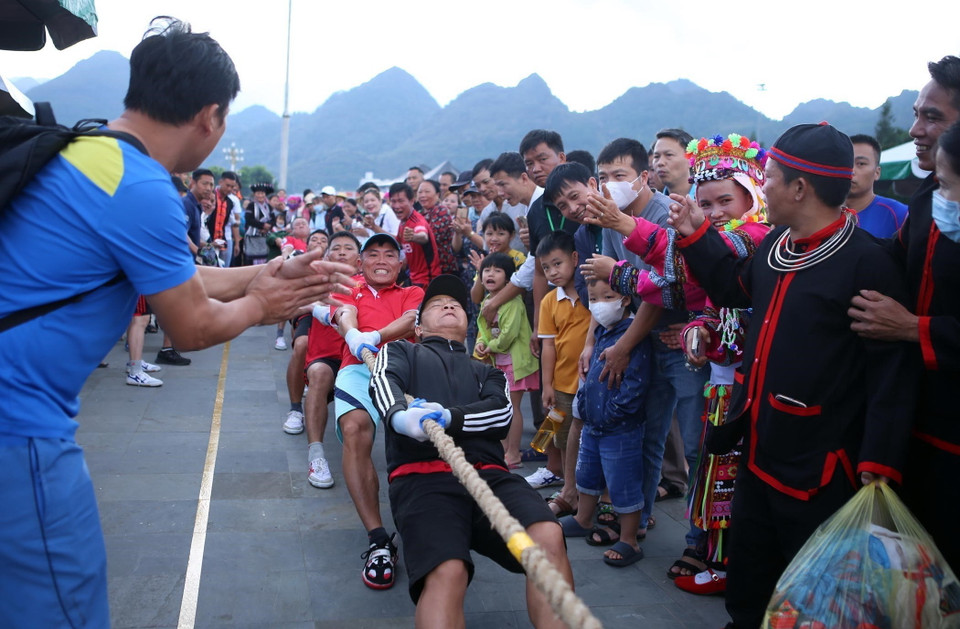 Thi đấu môn kéo co một trong những môn thu hút đông đảo người dân cùng du khách thập phương tham gia. (Ảnh: Quý Trung/TTXVN)