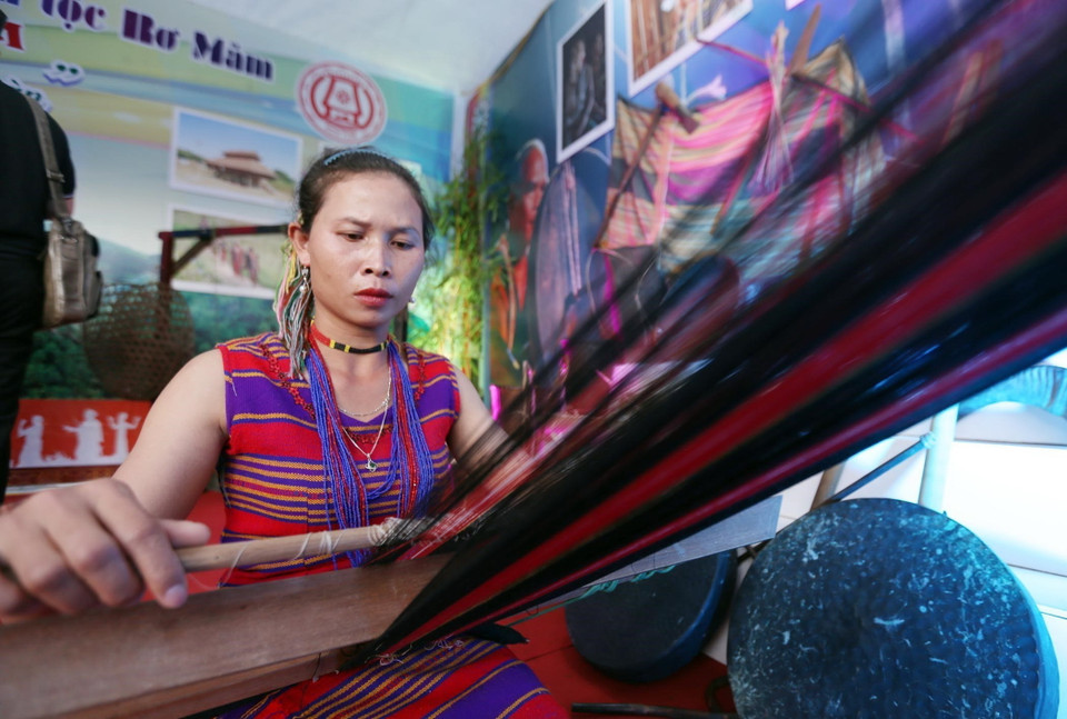 Nghề dệt truyền thống của đồng bào dân tộc Rơ Măm, đến từ tỉnh Kom Tum. (Ảnh: Quý Trung/TTXVN)