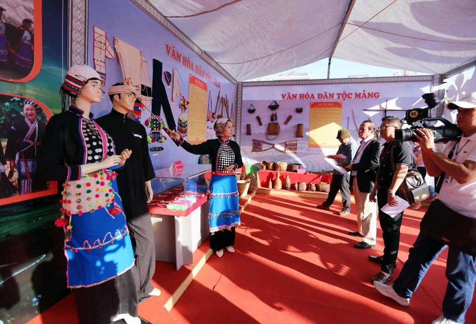 Giới thiệu không gian văn hóa của đồng bào dân tộc Si La, xã Kan Hồ, huyện biên giới Mường Tè tỉnh Lai Châu. (Ảnh: Quý Trung/TTXVN)