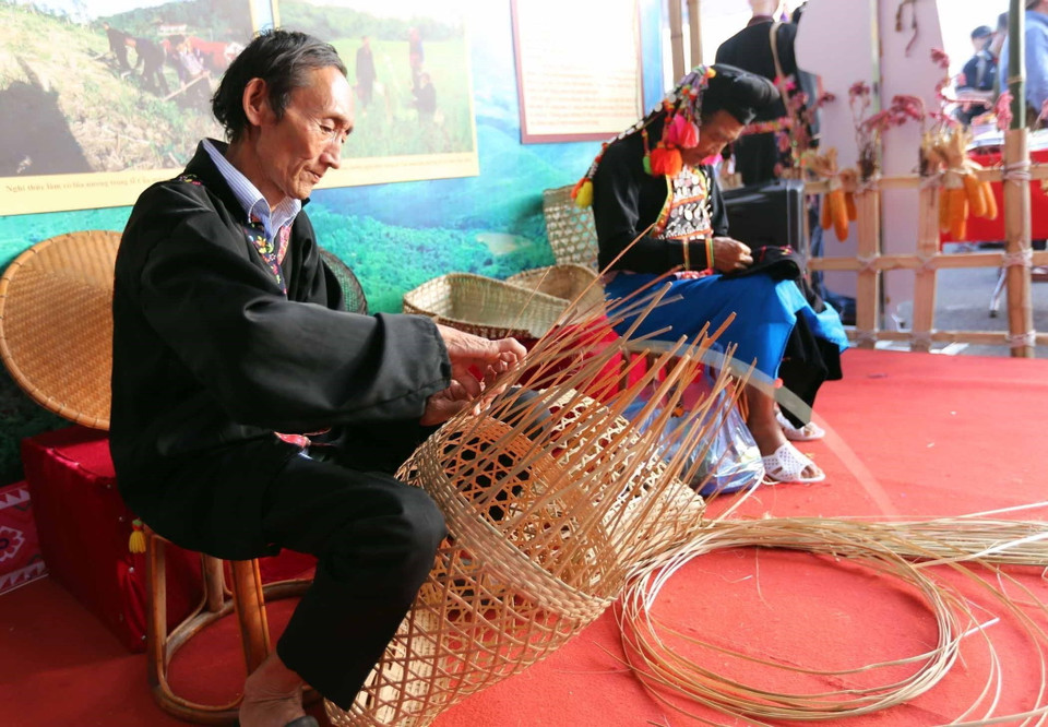 Không gian trình diễn nghề thủ công, đan lát của đồng bào tộc Si La, bản Nậm Sin, xã Chung Chải, huyện Mường Nhé, tỉnh Điện Biên. (Ảnh: Quý Trung/TTXVN)