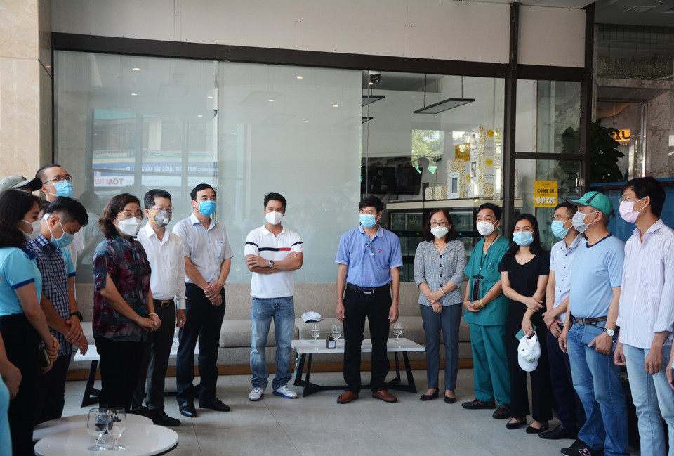 Lãnh đạo thành phố Đà Nẵng gửi lời cám ơn đến các y, bác sỹ của hai đoàn công tác Bình Định và Huế đã hỗ trợ thành phố Đà Nẵng phòng chống dịch COVID-19. (Ảnh: Văn Dũng/TTXVN)