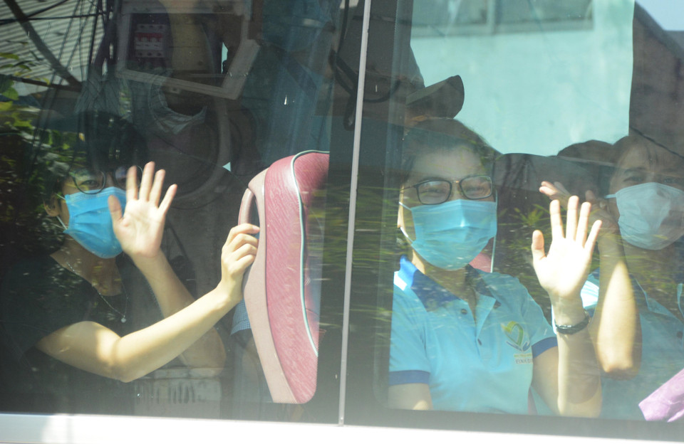 Các y, bác sỹ đoàn Bình Định vẫy chào mọi người. (Ảnh: Văn Dũng/TTXVN)