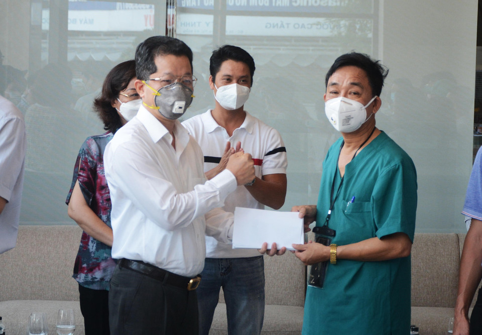 Phó Bí thư Thường trực Nguyễn Văn Quảng trao quà cảm ơn đến các y, bác sỹ đã hỗ trợ Đà Nẵng phòng, chống dịch COVID-19. (Ảnh: Văn Dũng/TTXVN)
