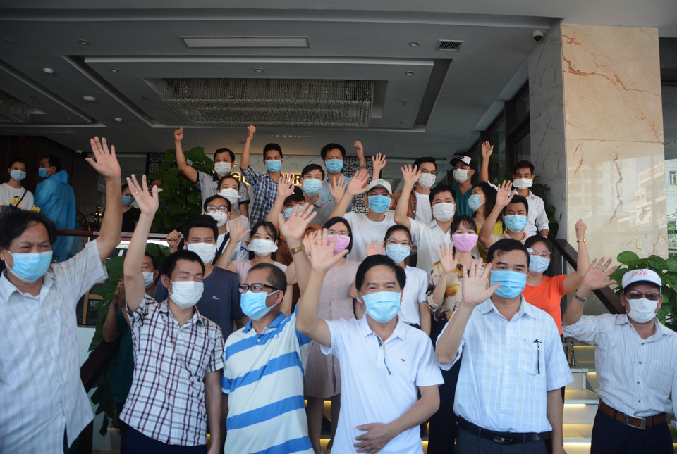 Các y, bác sỹ vẫy chào mọi người sau khi hoàn thành nhiệm vụ hỗ trợ thành phố Đà Nẵng phòng, chống dịch COVID-19. (Ảnh: Văn Dũng/TTXVN)