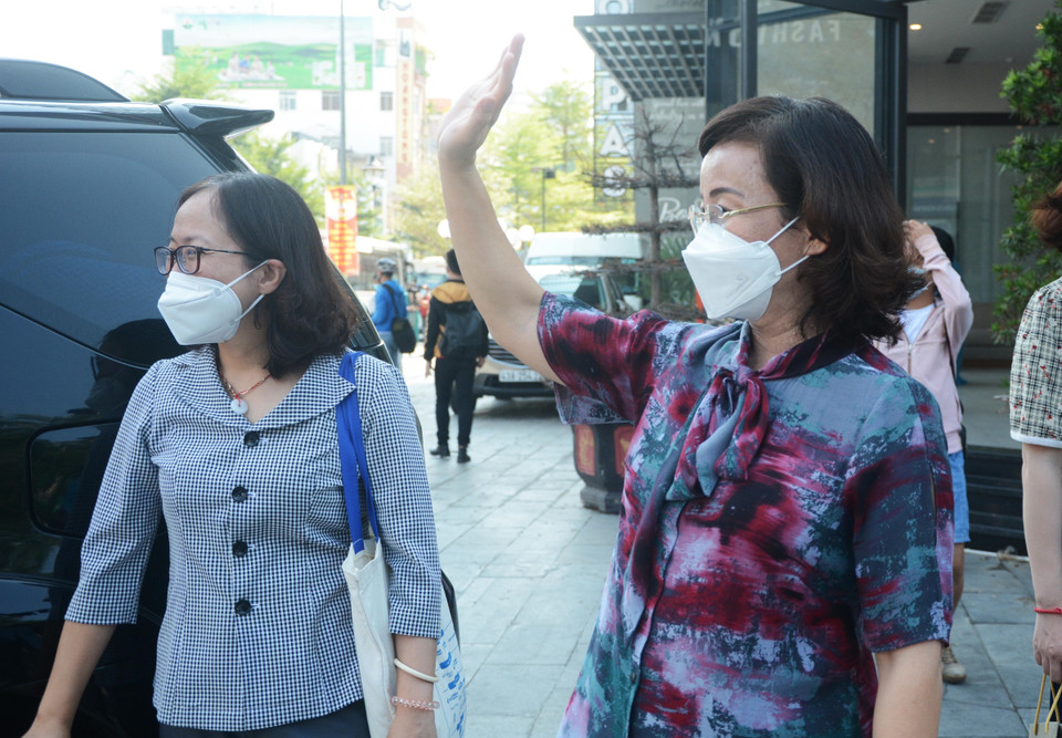 Giám đốc Sở Y tế thành phố Đà Nẵng Ngô Thị Kim Yến chào tạm biệt 2 đoàn y, bác sĩ. (Ảnh: Văn Dũng/TTXVN)