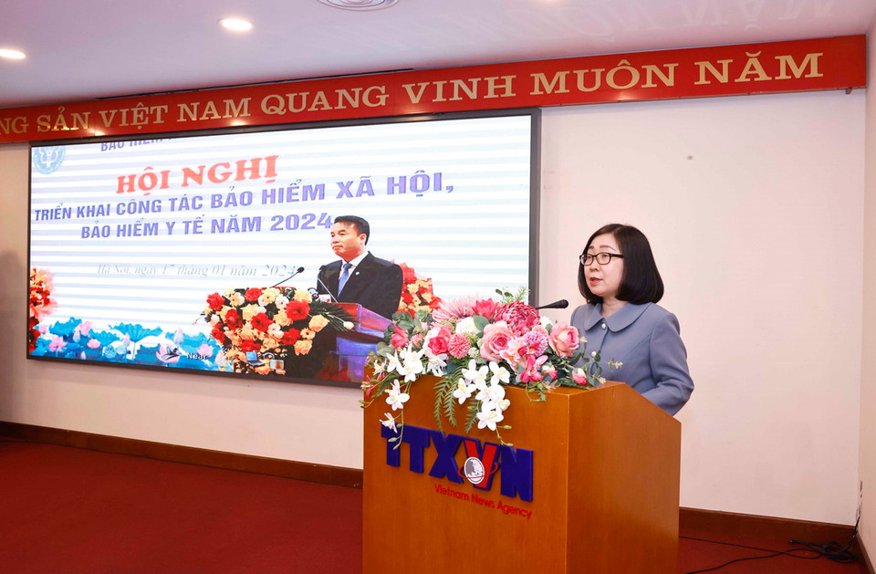 Phó Tổng giám đốc Thông tấn xã Việt Nam Đoàn Thị Tuyết Nhung báo cáo sơ kết 6 tháng đầu năm 2024 của Khối thi đua. (Ảnh: Doãn Tấn/TTXVN)