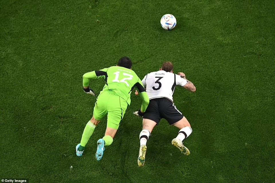 Tuy nhiên, phải đến phút 30 họ mới có cơ hội rõ ràng khi penalty sau tình huống thủ thành Gonda phạm lỗi với Raum trong vòng cấm. (Nguồn: Getty Images)