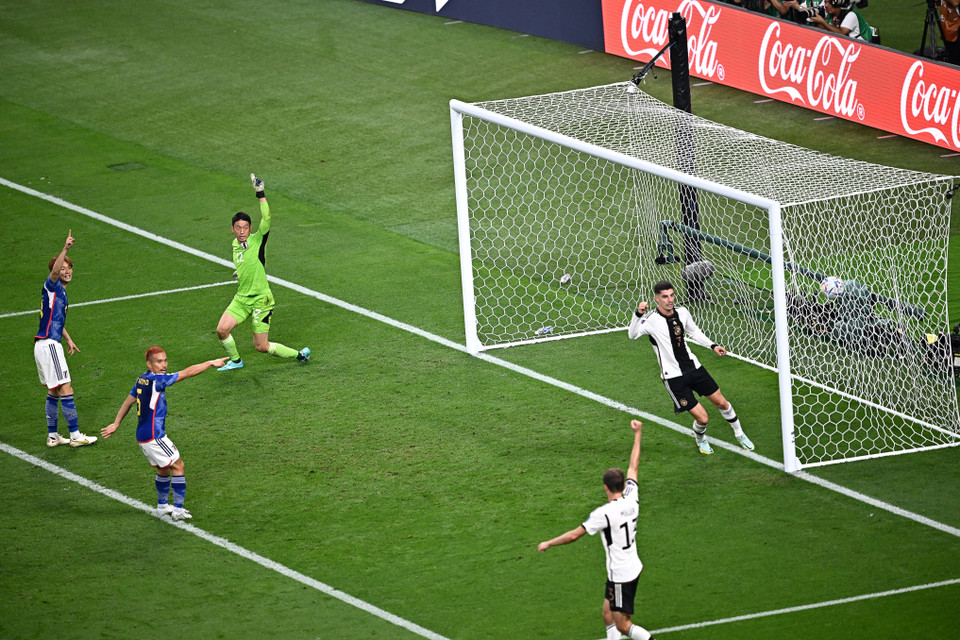 Thậm chí, cuối hiệp 1 Đức còn thêm 1 lần làm tung lưới Nhật Bản nhưng bàn thắng không được công nhận do Kai rơi vào thế việt vị. (Nguồn: Gett Images)