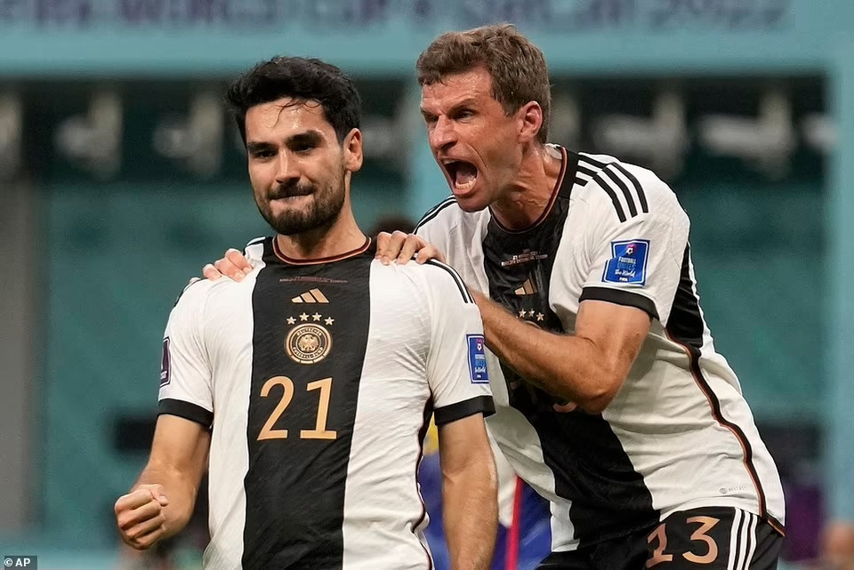 Niềm vui của Gundogan và Mueller sau bàn mở tỷ số. (Nguồn: Getty Images)