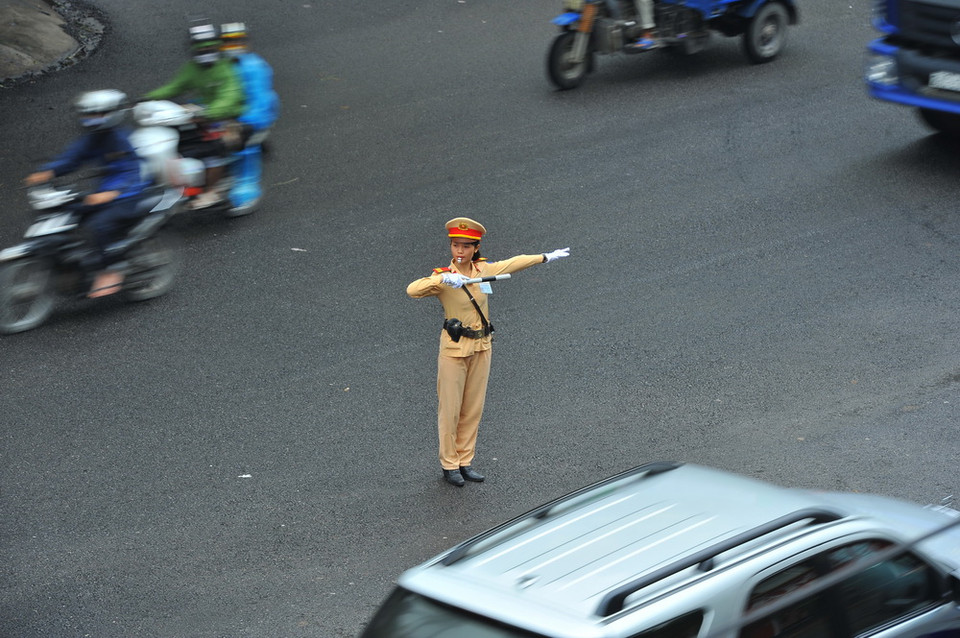 Thiếu úy Vũ Thị Thu Hương tham gia phân làn giao thông tại ngã tư. (Ảnh: Minh Đức/TTXVN)