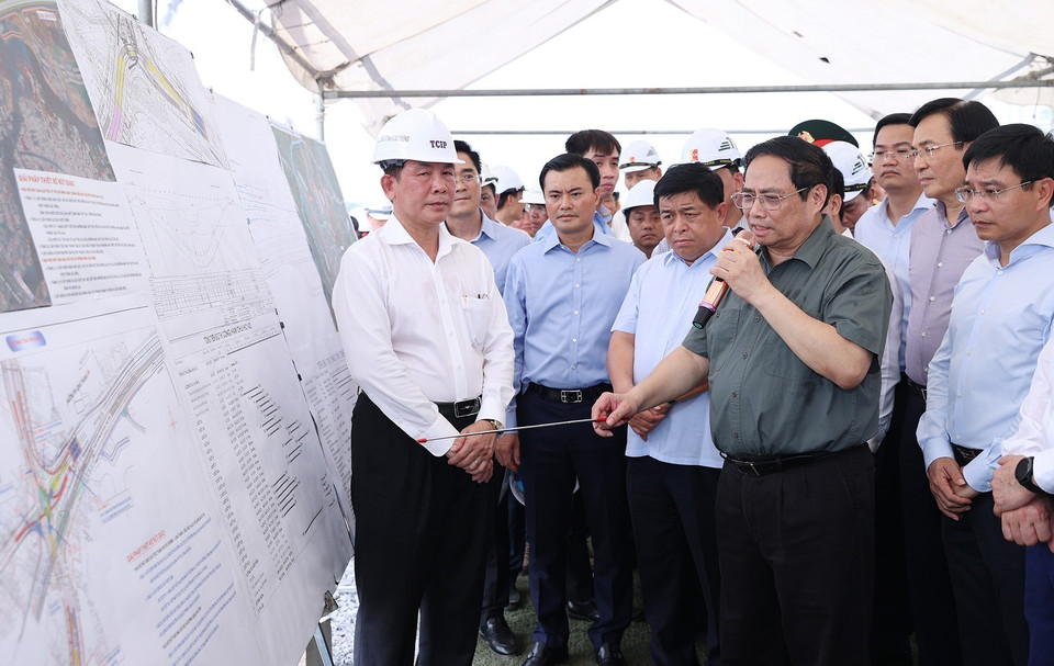 Thủ tướng Phạm Minh Chính kiểm tra công trình thi công nút giao thông An Phú, thành phố Thủ Đức. (Ảnh: Dương Giang/TTXVN)