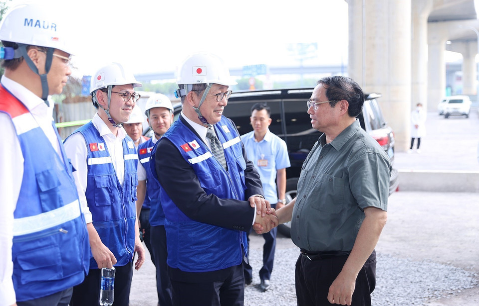 Thủ tướng Phạm Minh Chính kiểm tra tiến độ Dự án xây dựng tuyến đường sắt đô thị số 1 (Bến Thành-Suối Tiên). (Ảnh: Dương Giang/TTXVN)