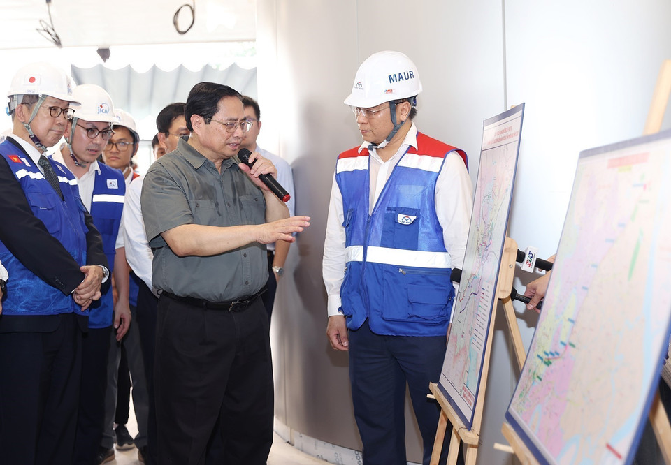 Thủ tướng Phạm Minh Chính kiểm tra tiến độ Dự án xây dựng tuyến đường sắt đô thị số 1 (Bến Thành-Suối Tiên). (Ảnh: Dương Giang/TTXVN)