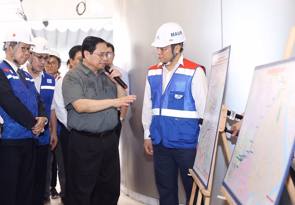 Thủ tướng Phạm Minh Chính kiểm tra tiến độ Dự án xây dựng tuyến đường sắt đô thị số 1 (Bến Thành-Suối Tiên). (Ảnh: Dương Giang/TTXVN)