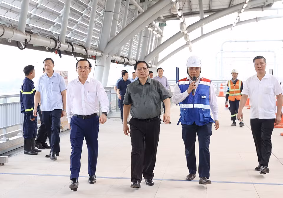 Thủ tướng Phạm Minh Chính đi kiểm tra tiến độ Dự án xây dựng tuyến đường sắt đô thị số 1 (Bến Thành-Suối Tiên). (Ảnh: Dương Giang/TTXVN)