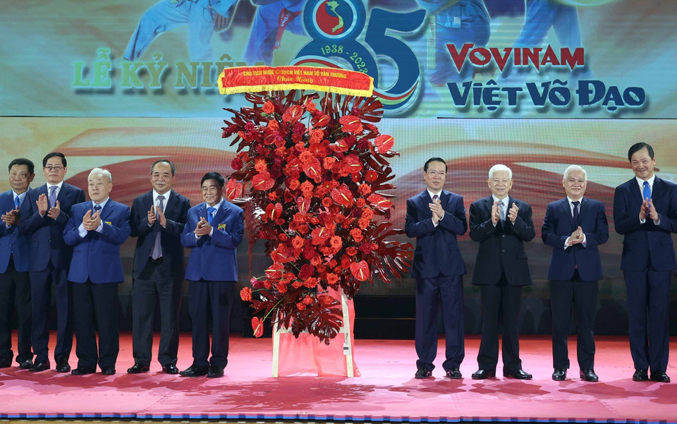 Chủ tịch nước Võ Văn Thưởng tặng hoa cho các lãnh đạo môn phái Vovinam. (Ảnh: Thống Nhất/TTXVN)