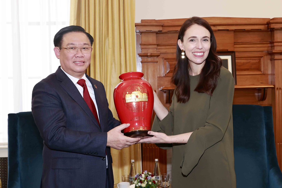 Chủ tịch Quốc hội Vương Đình Huệ và Thủ tướng New Zealand Jacinda Ardern trao đổi tặng phẩm lưu niệm. (Ảnh: Doãn Tấn/TTXVN)
