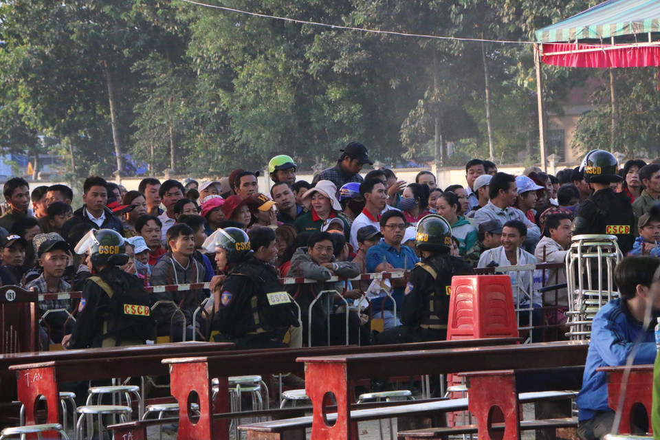 Người dân trật tự theo dõi phiên tòa xét xử. (Ảnh: K GỬIH/TTXVN)