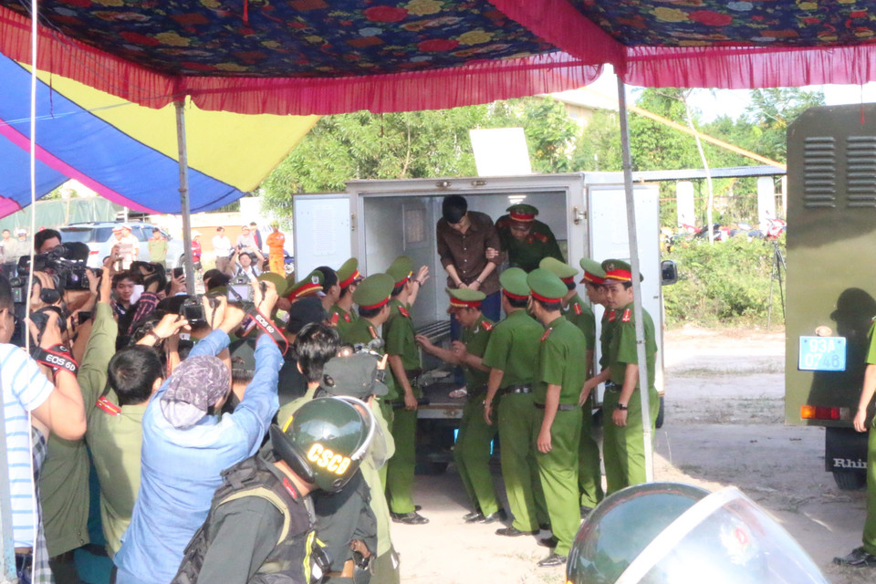 Xe đưa các bị cáo đến nơi xét xử. (Ảnh: K GỬIH/TTXVN)