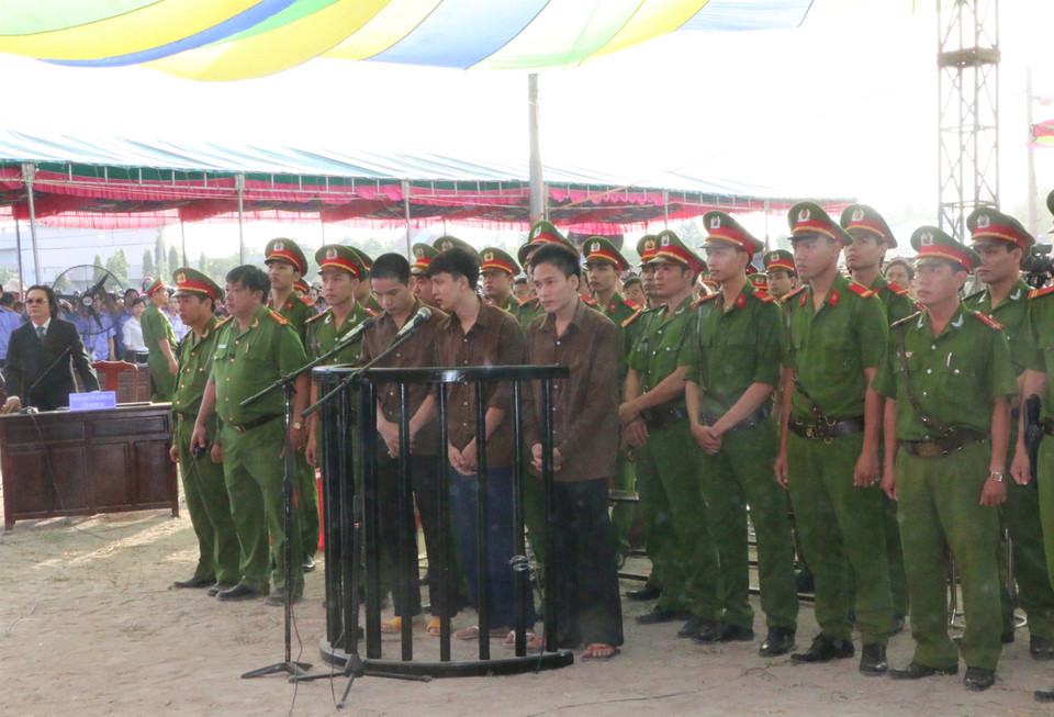 Các bị cáo đứng trước vành móng ngựa tại phiên tòa. (Ảnh: K GỬIH/TTXVN)