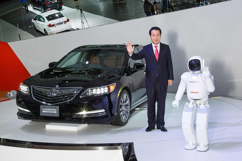 Mẫu xe lai mới cùng với robot ASIMO của hãng Honda. (Nguồn: AFP/TTXVN)