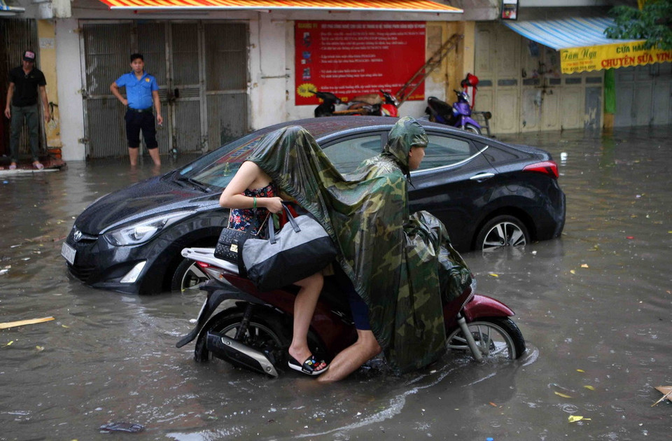 Nước ngập sâu trên đường Mạc Thị Bưởi khiến người tham gia giao thông gặp nhiều khó khăn. (Ảnh: Thanh Tùng/TTXVN)