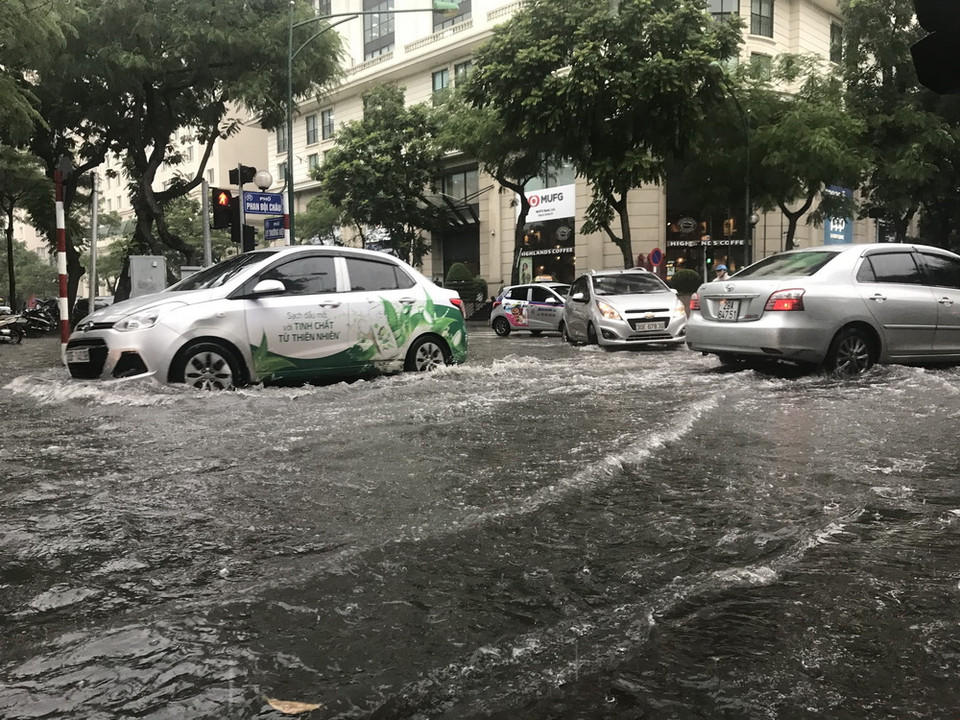 Mưa lớn gây ngập trên phố Phan Bội Châu (Hà Nội). (Ảnh: Minh Quyết/TTXVN)