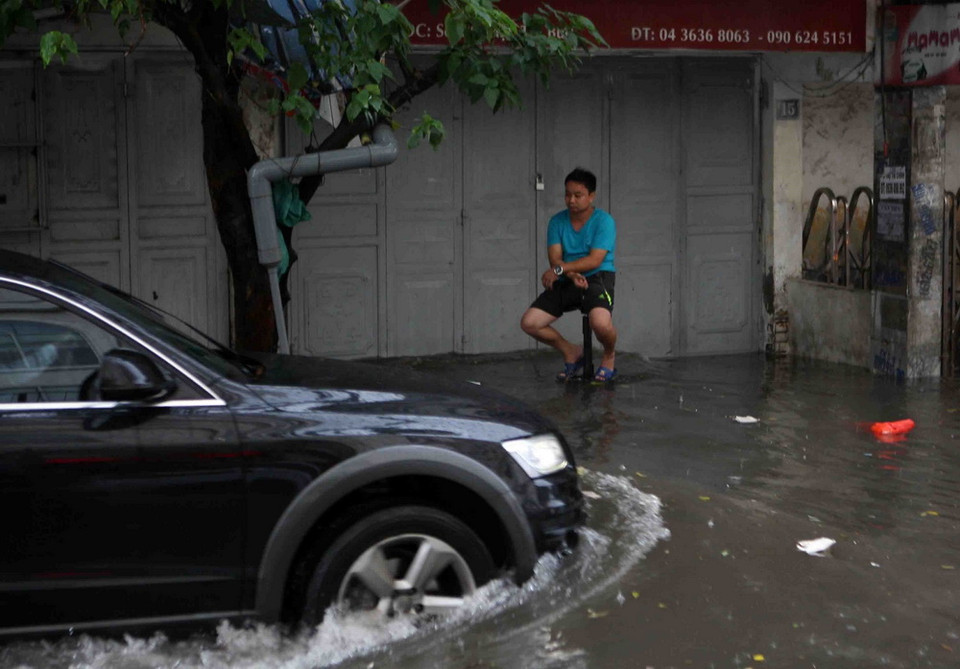 Mưa lớn gây ngập tại khu vực dốc Minh Khai. (Ảnh: Thanh Tùng/TTXVN)