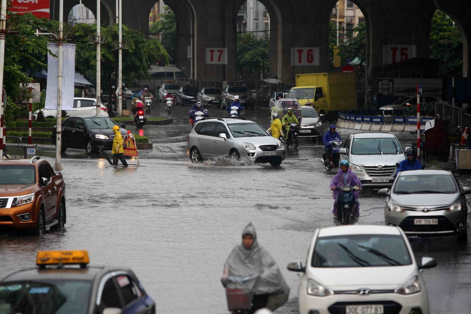 Nhiều điểm ngập trên đường Minh Khai gây khó khăn cho người tham gia giao thông. (Ảnh: Thanh Tùng/TTXVN)