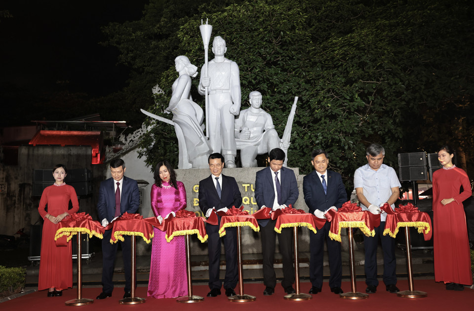 Các đại biểu cắt băng khai mạc. (Ảnh: Trần Việt/TTXVN)