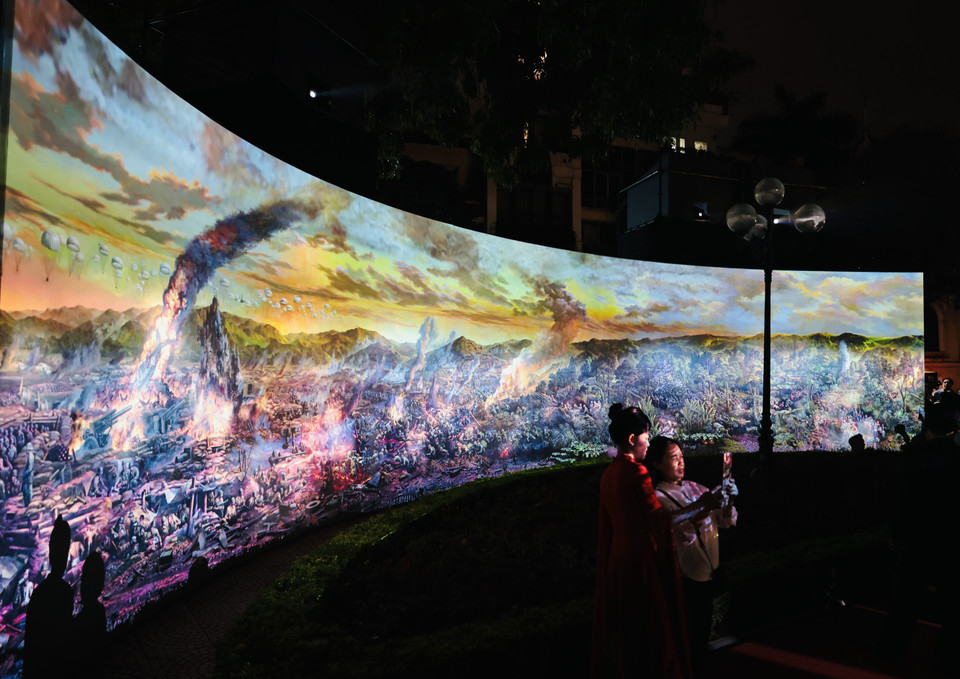 Bức tranh Chiến thắng Điện Biên Phủ được trình chiếu bằng công nghệ 3D. (Ảnh: Trần Việt/TTXVN)