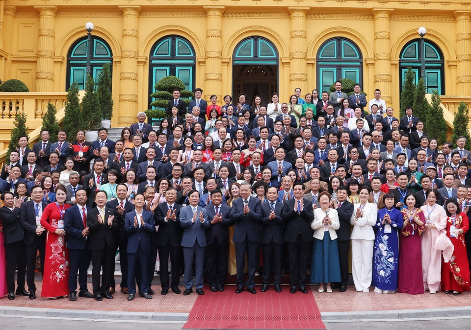Tổng Bí thư, Chủ tịch nước Tô Lâm chụp ảnh chung với Đoàn đại biểu doanh nhân tiêu biểu của Liên đoàn Thương mại và Công nghiệp Việt Nam và Hội Doanh nhân Tư nhân Việt Nam. (Ảnh: Lâm Khánh/TTXVN)