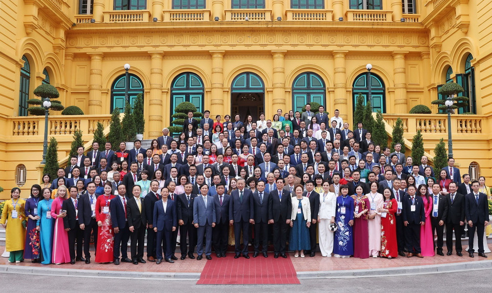 Tổng Bí thư, Chủ tịch nước Tô Lâm chụp ảnh chung với Đoàn đại biểu doanh nhân tiêu biểu của Liên đoàn Thương mại và Công nghiệp Việt Nam và Hội Doanh nhân Tư nhân Việt Nam. (Ảnh: Lâm Khánh/TTXVN)