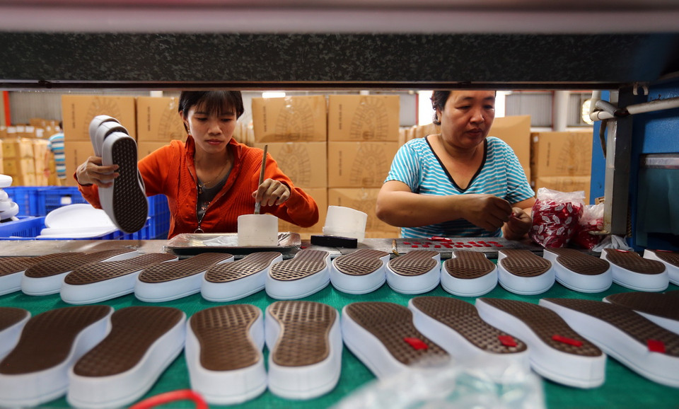 Dây chuyền sản xuất giầy, dép tại Công ty trách nhiệm hữu hạn Doanh Diệu, vốn đầu tư của Đài Loan (Trung Quốc) tại khu công nghiệp Thuận Đạo (Long An). (Ảnh: Danh Lam/TTXVN)