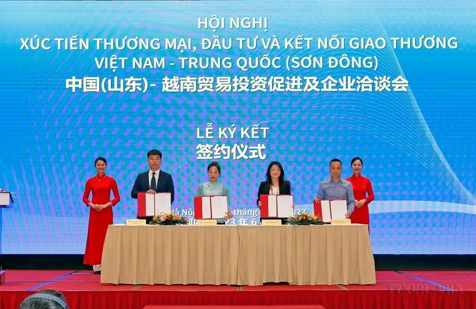 Ký kết hợp tác giữa doanh nghiệp hai nước tại Hội nghị Xúc tiến Thương mại, Đầu tư và kết nối giao thương Việt Nam-Trung Quốc (Sơn Đông). (Ảnh: Trần Việt/TTXVN)
