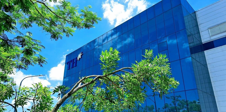 Trên tổng diện tích rộng lớn hơn 41.000m2, đặt tại Bắc Ninh, Nhà máy chế biến thực phẩm sạch TH có quy hoạch, thiết kế, và bố trí không gian cơ sở vật chất một cách đồng bộ, khoa học. Nhà máy có 3 nhiệm vụ chính: Sản xuất thực phẩm tiêu dùng cao cấp, tốt cho sức khỏe; phân phối thực phẩm tổng hợp &amp; bán lẻ; cung cấp và tư vấn các hạng mục dịch vụ suất ăn công nghiệp cho doanh nghiệp/cơ quan/văn phòng/nhà máy/gia đình... (Ảnh: PV/Vietnam+)