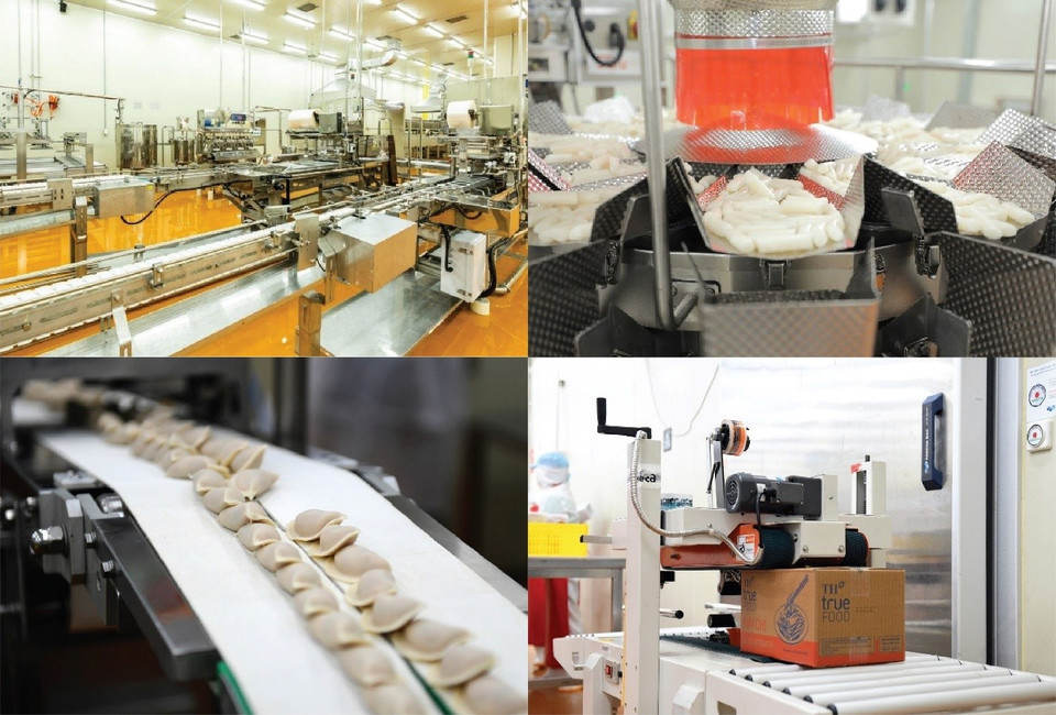 Với 12 dây chuyền sản xuất thực phẩm cao cấp hiện đại, đồng bộ, công suất lớn, công nghệ tiên tiến hàng đầu thế giới nhập khẩu từ Đức, Hàn Quốc, Nhật Bản, cùng quy trình quản lý chất lượng quốc tế đạt chứng nhận FSSC 22000 toàn diện, nhà máy có năng lực xử lý toàn bộ các công đoạn từ sơ chế, chế biến, đóng gói, bảo quản và lưu thông đa dạng sản phẩm thực phẩm chất lượng cao, đảm bảo vệ sinh an toàn thực phẩm. Đây được đánh giá là nhà máy chế biến thực phẩm hiện đại và quy mô hàng đầu Việt Nam. (Ảnh: PV/Vietnam+)