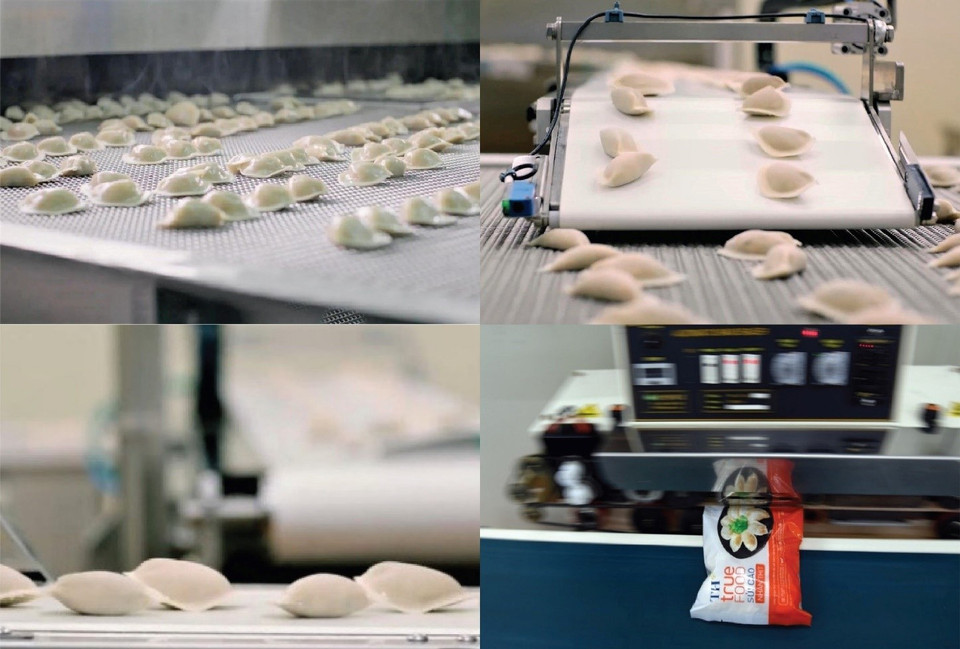 Nguồn nguyên liệu tự nhiên, được kiểm soát xuất xứ chặt chẽ, được tuyển chọn kỹ càng theo tiêu chuẩn vệ sinh an toàn thực phẩm khắt khe, kết hợp với dây chuyền công nghệ hiện đại không chỉ giúp lưu giữ độ tươi ngon và dinh dưỡng tự nhiên của sản phẩm mà còn tạo ra hương vị hài hòa đặc trưng cho từng món ăn. Toàn bộ công thức sản phẩm của nhà máy chế biến thực phẩm sạch TH đều được nghiên cứu và phát triển theo hướng sử dụng nguyên liệu tự nhiên, không sử dụng chất bảo quản, đảm bảo tiêu chí “tốt cho sức khỏe.” (Ảnh: PV/Vietnam+)