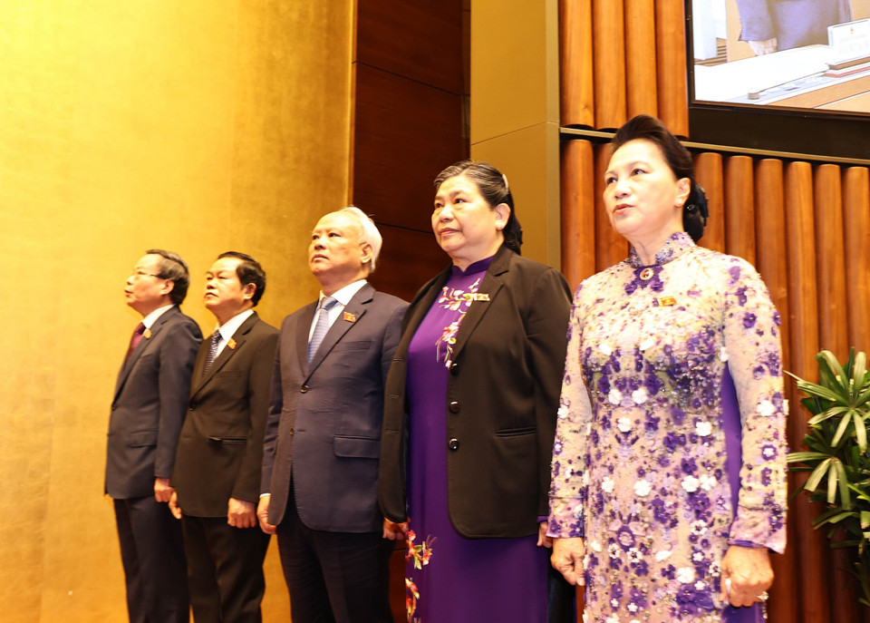 Chủ tịch Quốc hội Nguyễn Thị Kim Ngân và các Phó Chủ tịch Quốc hội chào cờ tại lễ khai mạc. (Ảnh: Trọng Đức/TTXVN)