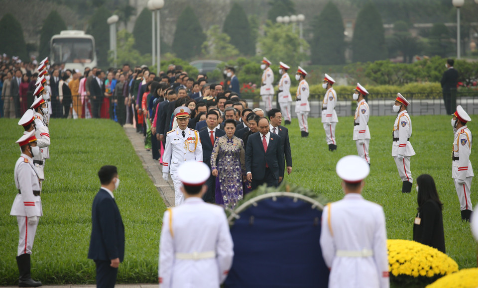 Thủ tướng Nguyễn Xuân Phúc, Chủ tịch Quốc hội Nguyễn Thị Kim Ngân và các Đại biểu Quốc hội vào Lăng viếng Chủ tịch Hồ Chí Minh. (Ảnh: Dương Giang/TTXVN)