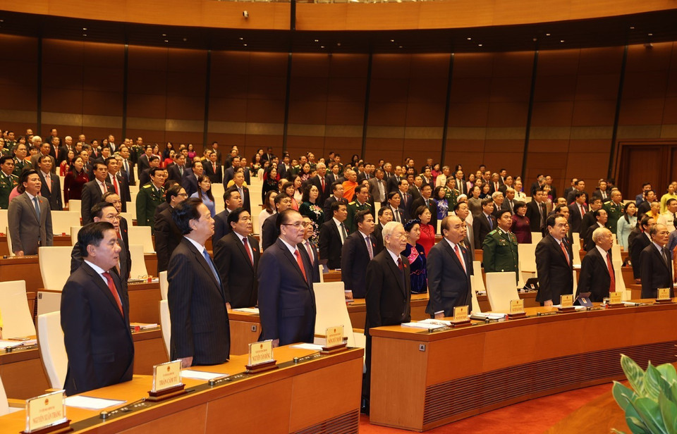 Các lãnh đạo, nguyên lãnh đạo Đảng, Nhà nước và Quốc hội chào cờ, khai mạc Kỳ họp thứ 11, Quốc hội khóa XIV. (Ảnh: Trí Dũng/TTXVN)