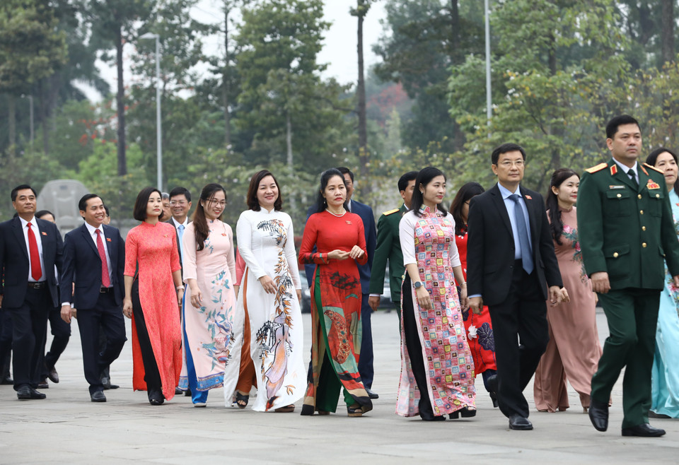 Các đại biểu Quốc hội trước giờ khai mạc kỳ họp lần thứ 11. (Ảnh: Văn Điệp/TTXVN)