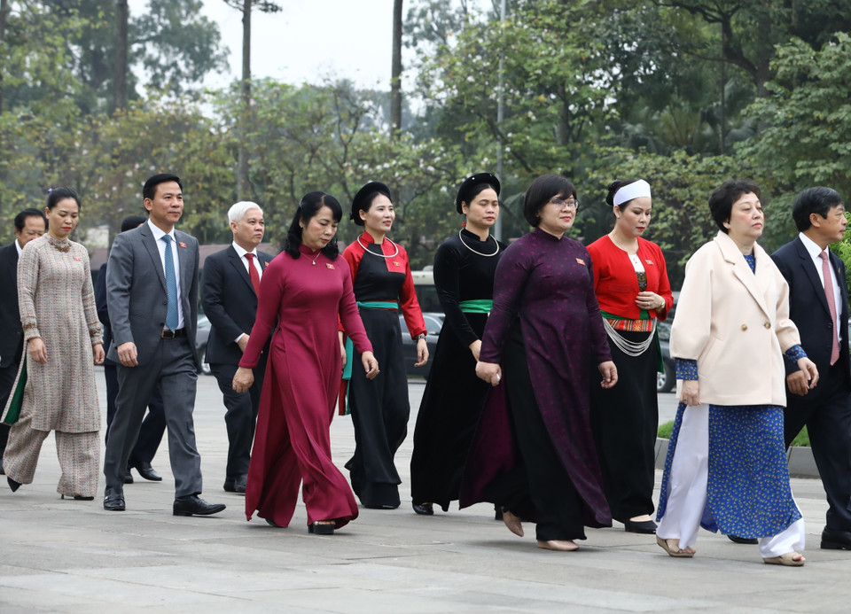 Các đại biểu Quốc hội trước giờ khai mạc kỳ họp lần thứ 11. (Ảnh: Văn Điệp/TTXVN)